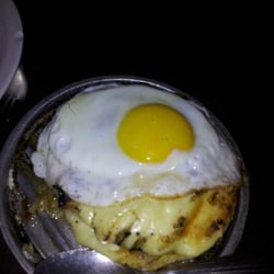 Venancio - Provoleta rellena con panceta morron y cebolla caramelizada, un huevo frito encima para completar! Una Bomba!