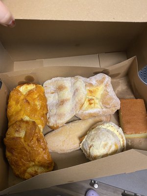 Pasteleria Y Panaderia La Ideal by null