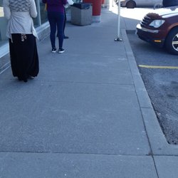 Shoppers Drug Mart - Line up close to 5pm, trying to get in for 5pm cut off at canada post argh!! #covidtimes