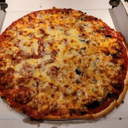 Pyramid Pizzeria & Sports Bar - Really,really good pizza