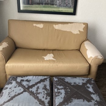 DoubleTree by Hilton Hotel Vancouver, Washington - Beaten up sofa and ottoman in the first room. - Hotels Near Me - Vancouver, Washington DoubleTree by Hilton Hotel Vancouver, Washington - Beaten up sofa and ottoman in the first room. - Hotels Near Me - Vancouver, Washington