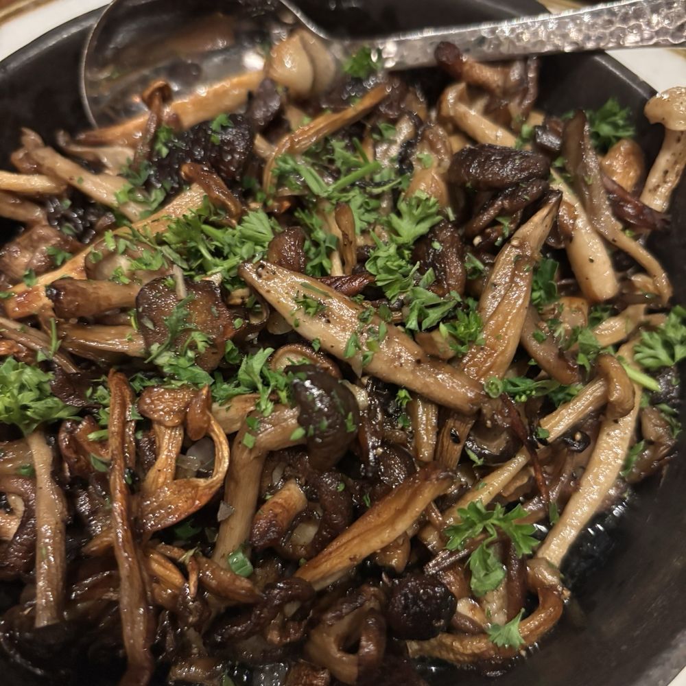 Lodge Kitchen - PNW MUSHROOMS - New American Near Me - Sunriver, Oregon Lodge Kitchen - PNW MUSHROOMS - New American Near Me - Sunriver, Oregon