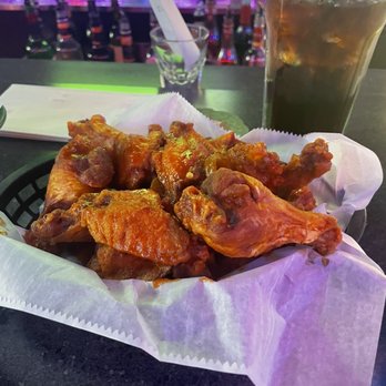 Ice House Tavern and Grill - 7 Pepper Wet Wings - American Near Me - Brooklyn, Ohio