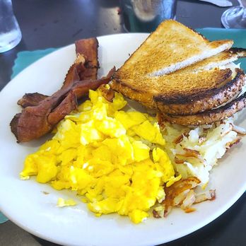 Miss Katie's Diner - Eggs, hashbrowns, toast and bacon - American Near Me - Milwaukee, Wisconsin