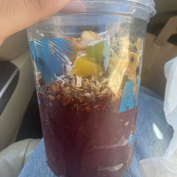 Snowflakes - 1/2 açaí plus 1/4 toppings leaves 1/4 empty. - Shaved Ice Near Me - Artesia, California Snowflakes - 1/2 açaí plus 1/4 toppings leaves 1/4 empty. - Shaved Ice Near Me - Artesia, California