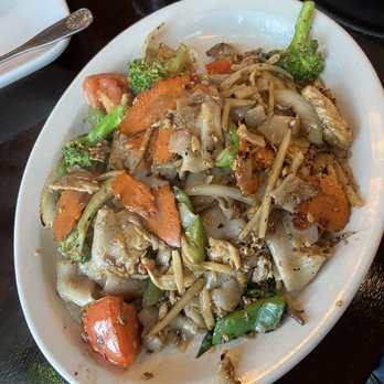 Rom Mai Thai - Chicken Pad Kee Mao - Thai Near Me - Seattle, Washington