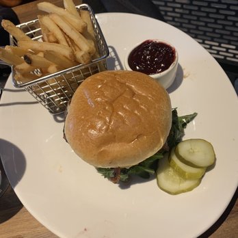 Yard House - Cheeseburger - New American Near Me - Washington, DC, District of Columbia