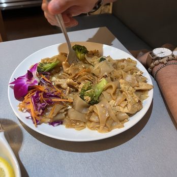 Thai on Ventura - Pad See Ew - Thai Near Me - Encino, California Thai on Ventura - Pad See Ew - Thai Near Me - Encino, California
