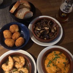 La Fuente - Shrimp with garlic, oil and a few nicely spicy pepper's, mushrooms with jamon, red peppers stuffed with minced meat, croquettes with jamon.