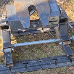 Johnson’s Automotive & Welding - Fifth wheel tow hitch