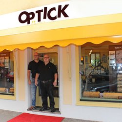 Jünger Optik - Das Bild zeigt das Geschäft der Optick Jünger GmbH mit den Herren Jünger (Vater und Sohn).
