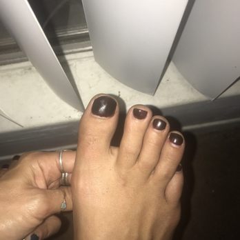 Tuyet Royal Nails - Right foot, polish not fully applied. It looks as if it's been a week since application. These were done on 8/18. Three days ago. - Nail Salons Near Me - Peoria, Arizona