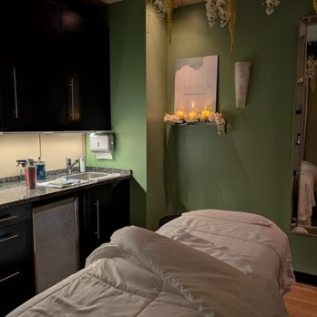 Noreen Skincare - Treatment Room - Estheticians Near Me - Bellevue, Washington Noreen Skincare - Treatment Room - Estheticians Near Me - Bellevue, Washington