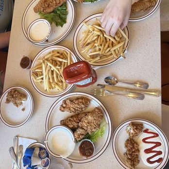 Bob’s Big Boy - Chicken strips, French fries - American Near Me - Burbank, California