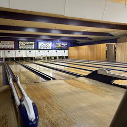 Caribou Bowl O Drome & Sports Inn - Bowling alley