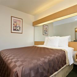 Americas Best Value Inn & Suites Ada - One Queen Bed