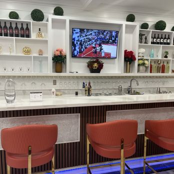 Palace Nail Spa - The bar is a welcome treat that is included with the pedicure. Customers can choose from mimosas, wine, and martinis. - Nail Salons Near Me - Harvey, Louisiana
