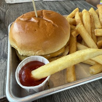 Oakland Zoo - Burger at the Landing - Zoos Near Me - Oakland, California