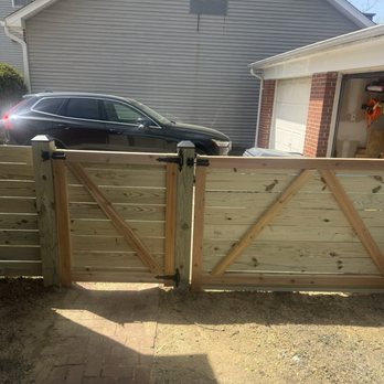 Fast Fence Installation - New fence off driveway - Fences & Gates Near Me - Alexandria, Virginia