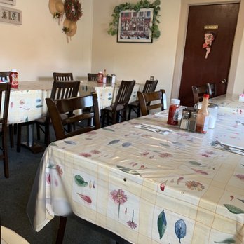 Pat's Cafe - Inside the cafe - Breakfast & Brunch Near Me - Lacey, Washington