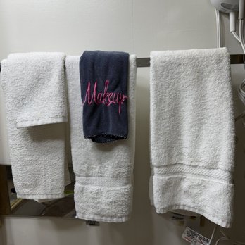 Clarion Inn Grand Junction Airport - Mismatched towels and ragged wash cloth - Hotels Near Me - Grand Junction, Colorado Clarion Inn Grand Junction Airport - Mismatched towels and ragged wash cloth - Hotels Near Me - Grand Junction, Colorado