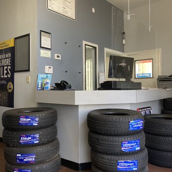 Wheel Maxx - front counter with flexi glass - Oil Change Stations Near Me - Fresno, California