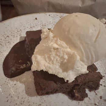 Lazy Dog Restaurant & Bar - Brownie Sundae - New American Near Me - Fairfax, Virginia Lazy Dog Restaurant & Bar - Brownie Sundae - New American Near Me - Fairfax, Virginia
