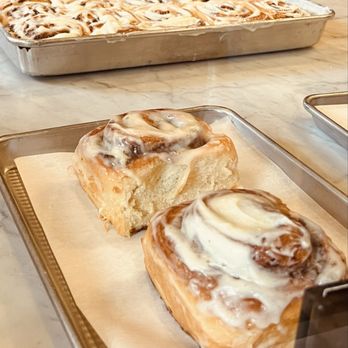Silos Baking - Deliciously warm cinnamon rolls. Y'all the SMELL!!! - Cupcakes Near Me - Waco, Texas