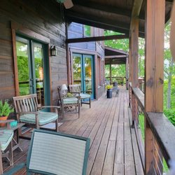 Appalachian Inn - Porch wraps around most of the home. Very nice.