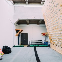 Oaktown Boulders - Naturally lit room set a good ambiance and mood for working out. Clean space makes you feel comfortable and right at home.