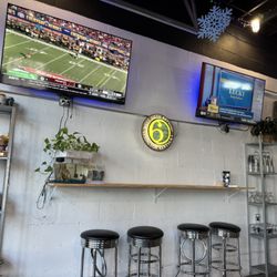 Pourter's Self Service Taphouse - Plenty of game options too.