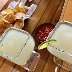 El Mezcal - Margaritas and chips/salsa