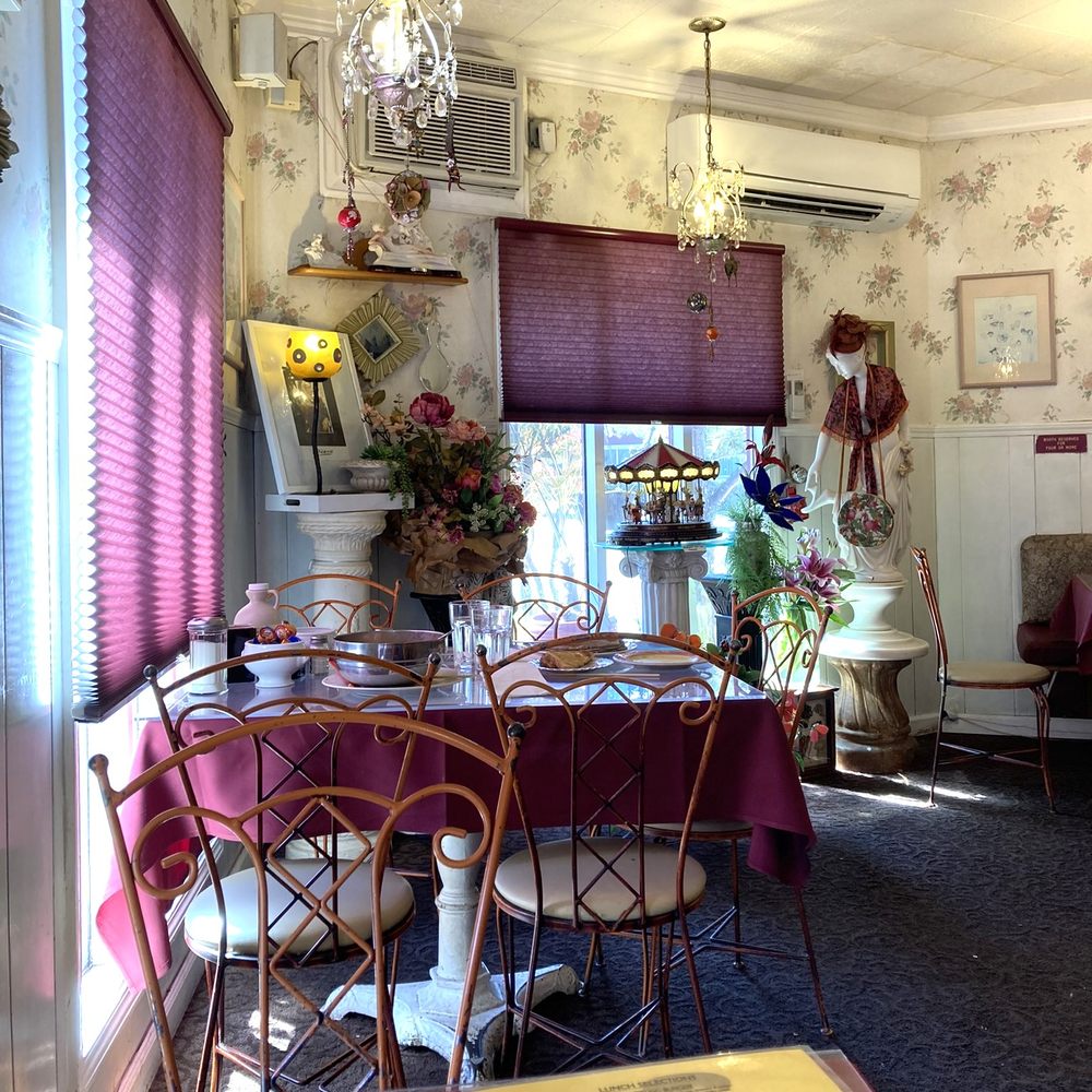 Cameo Cafe - great decs in dining area, near closing time here... - Breakfast & Brunch Near Me - Portland, Oregon Cameo Cafe - great decs in dining area, near closing time here... - Breakfast & Brunch Near Me - Portland, Oregon