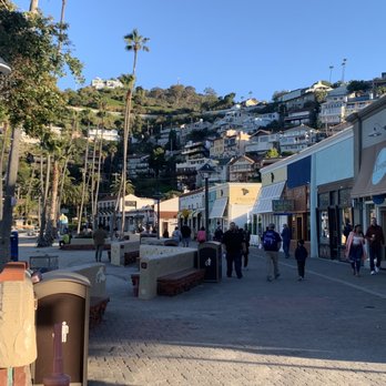 Vons - people walking on a sidewalk in a town - Grocery Near Me - Avalon, California