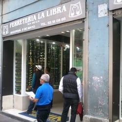 Ferretería La Libra - Fachada principal de la Ferretería la Libra, de la calle 5 de Mayo.