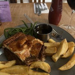 The Priest Hole Eating House - Steak and Ale pie, chips and green beans