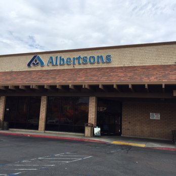Albertsons - entrance - Grocery Near Me - Fallbrook, California