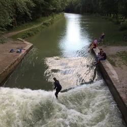 Isarsurfer an der Floßlände
