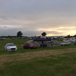 Dadford Road Campsite & Parking - Busy campsite during the silverstone but some areas roped off for people to enjoy outdoor games - smart idea