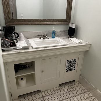 Times House Bed & Breakfast - Spacious bathroom vanity- hair dryer included - Bed & Breakfast Near Me - Jim Thorpe, Pennsylvania Times House Bed & Breakfast - Spacious bathroom vanity- hair dryer included - Bed & Breakfast Near Me - Jim Thorpe, Pennsylvania