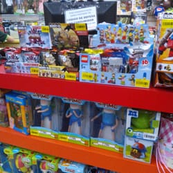 Bumerang Brinquedos - O balcão do caixa é o paraíso: caixas e mais caixas de Legos Minifigures (mas no dia da foto, a loja estava meio desfalcada)