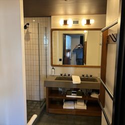 Ace Hotel - Brooklyn - Bathroom