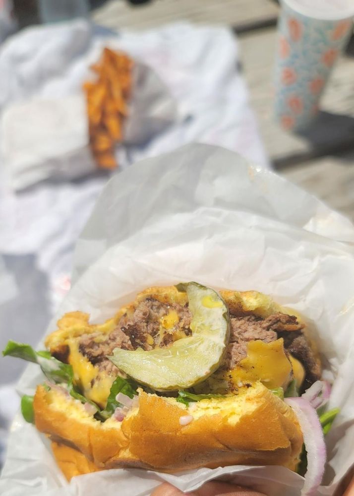 Dick Mondell's Burger And Fries Logo