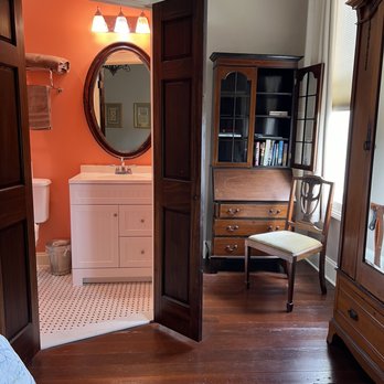 Lofts on the Square - "Trusty's Room" - Hotels Near Me - Grenada, Mississippi