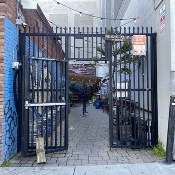 Mad Oak - Front entrance - Bars Near Me - Oakland, California