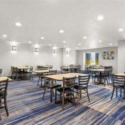 Microtel Inn & Suites by Wyndham Sainte Genevieve - Breakfast Area
