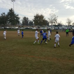 Look at this player defeat the 3 player defensive formation