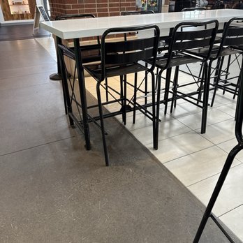 Pinkberry - Tables and chairs to sit and eat your shakes or ice cream - Ice Cream & Frozen Yogurt Near Me - Central Valley, New York