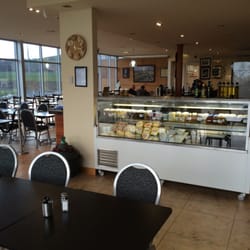 Pitruzzello Estate - Large open plan area that serves both casual dining and fine food choices. Olives and crusty bread comes as soon as you sit.