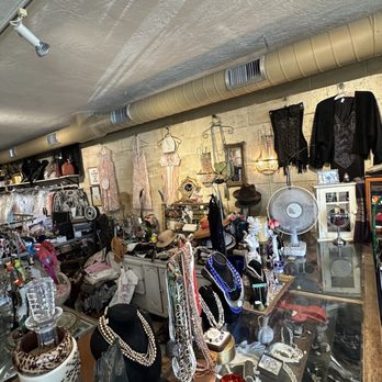 Green Goddess Boutique - Wall decorations, necklaces, bracelets, earrings, Hats, vintage clothing, decorations, belts, high heels, purses, pins - Used, Vintage & Consignment Near Me - Camarillo, California Green Goddess Boutique - Wall decorations, necklaces, bracelets, earrings, Hats, vintage clothing, decorations, belts, high heels, purses, pins - Used, Vintage & Consignment Near Me - Camarillo, California